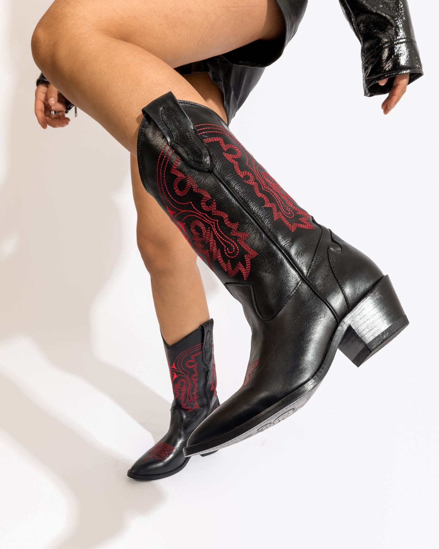 BOTAS CLEOPATRA NEGRO CON ROJO